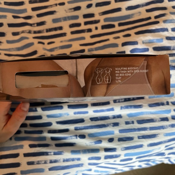 SKIMS Sculpting Bodysuit Mid Thigh with Open Gusset, L/XL, Clay - Picture 5 of 8